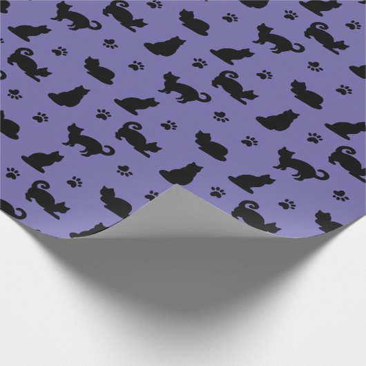 Schwarze Katzen Paw Prints Lila Geschenkpapier (Ecke)
