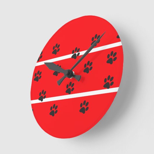 Schwarze Katzen-Pfoten mit rotem Hintergrund Runde Wanduhr (Winkel)