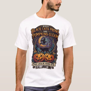 Schwarze Katzen streifen umher, Kürbisse glänzen H T-Shirt