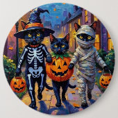 Schwarze Katzen Trick-or-Treating in Halloween-Kos Button (Vorderseite)