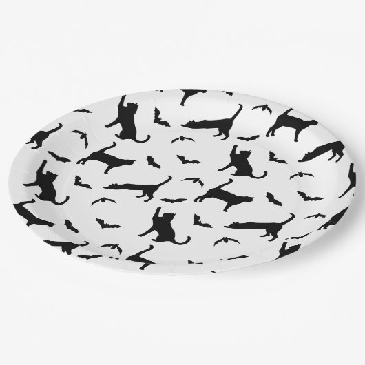 Schwarze Katzen- und Battformen Niedliches Hallowe Pappteller (Schrägansicht)