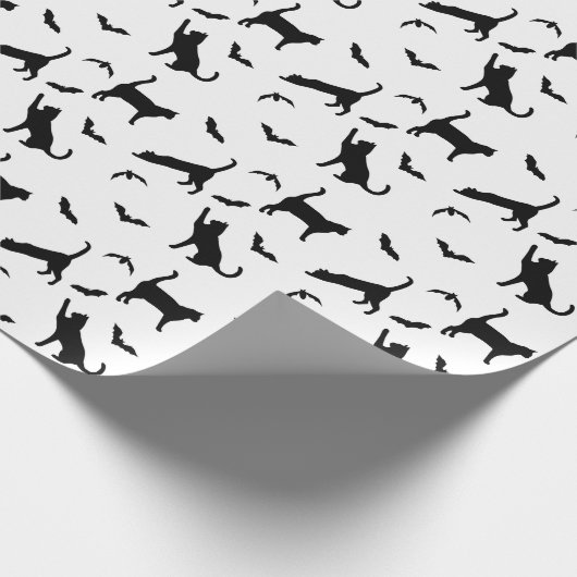 Schwarze Katzen und Fledermäuse auf weißem Hallowe Geschenkpapier (Ecke)