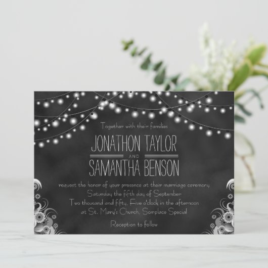 Schwarze Khalkboard-Reihe von Lichtern Hochzeit lä Einladung (Stehend Vorderseite)