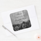 Schwarze Kiefernzapfen auf dem rustikalen Holzkron Quadratischer Aufkleber (Umschlag)