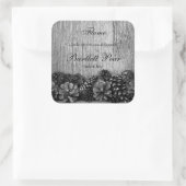 Schwarze Kiefernzapfen auf dem rustikalen Holzkron Quadratischer Aufkleber (Tasche)