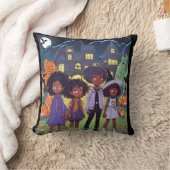 Schwarze Kinder stolpern auf einem Spuk Stadthaus Kissen (Decke)