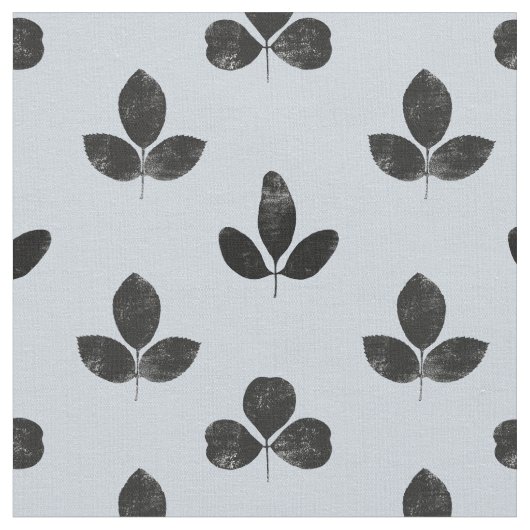 Schwarze Klee auf blass Dusty Blue Stoff (Nahaufnahme)