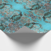 schwarze Krähe auf blauem Packpapier (Ecke)