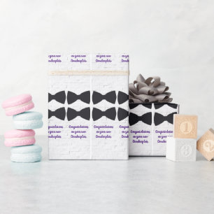 Schwarze Krawatte auf weißem, lila Quadrupletext Geschenkpapier