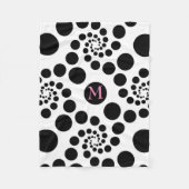 Schwarze Kreise und Punkte mit Monogramm Fleecedecke (Vorderseite)