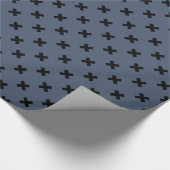 Schwarze Kreuzstiche auf blau-grau Geschenkpapier (Ecke)