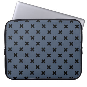 Schwarze Kreuzstiche auf blau-grau Laptopschutzhülle