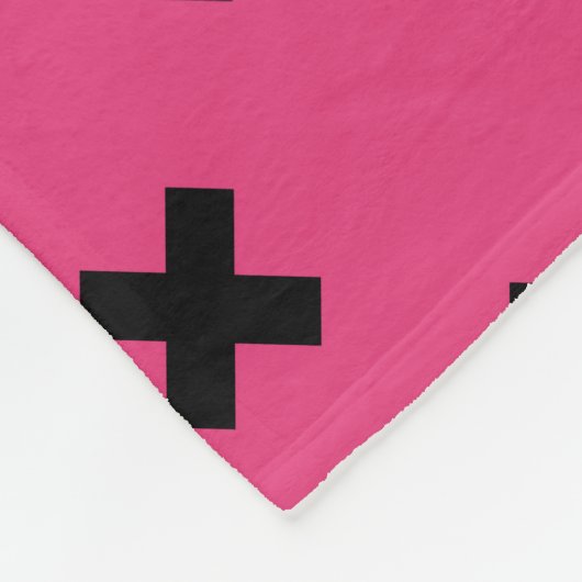 Schwarze Kreuzstiche auf Fuchsia Fleecedecke (Ecke)