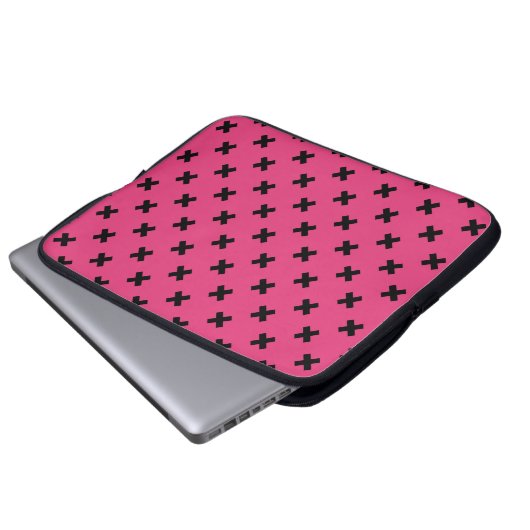 Schwarze Kreuzstiche auf Fuchsia Laptopschutzhülle (Vorne Knopf)