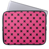 Schwarze Kreuzstiche auf Fuchsia Laptopschutzhülle (Vorderseite)