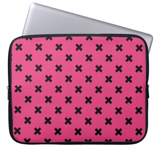 Schwarze Kreuzstiche auf Fuchsia Laptopschutzhülle (Vorderseite)
