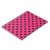 Schwarze Kreuzstiche auf Fuchsia Notizblock (Linke Seite)