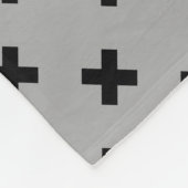 Schwarze Kreuzstiche auf grau Fleecedecke (Ecke)