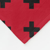 Schwarze Kreuzstiche auf Rot Fleecedecke (Ecke)