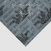 Schwarze Kronen und Schreiben auf blauem Dekoupage Seidenpapier (Detail)