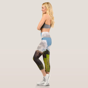 Schwarze Kuh Weide grünes Feld Sonnenlicht Capri Leggings