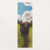 Schwarze Kuh Weide grünes Feld Sonnenlicht Yogamatte (Rückseite)