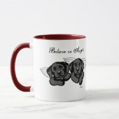 Schwarze Labrador-Engel (Regenbogen-Brücke) Tasse (Links)