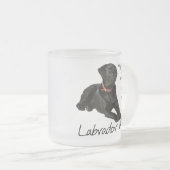 Schwarze Labrador-Mama-Tasse Mattglastasse (VorderseiteRechts)