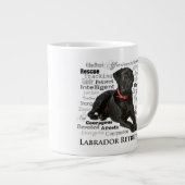 Schwarze Labrador-Merkmal-Tasse Jumbo-Tasse (Vorderseite Rechts)