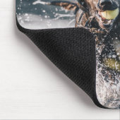Schwarze Labrador-Plays holen Wasser Mousepad (Ecke)