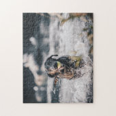 Schwarze Labrador-Plays holen Wasser Puzzle (Vertikal)