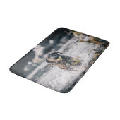 Schwarze Labrador-Plays in Wasser Badematte (Schrägansicht)