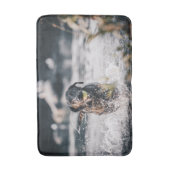 Schwarze Labrador-Plays in Wasser Badematte (Vorderseite Vertikal)