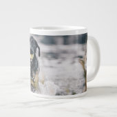 Schwarze Labrador-Plays in Wasser Jumbo-Tasse (Vorderseite Rechts)