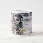 Schwarze Labrador-Plays in Wasser Jumbo-Tasse (Vorderseite)