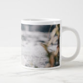 Schwarze Labrador-Plays in Wasser Jumbo-Tasse (Rechts)