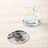 Schwarze Labrador-Plays in Wasser Runder Pappuntersetzer (Vor Ort)