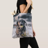 Schwarze Labrador-Plays in Wasser Tasche (Von Nahem)