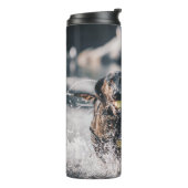 Schwarze Labrador-Plays in Wasser Thermosbecher (Nach links gedreht)