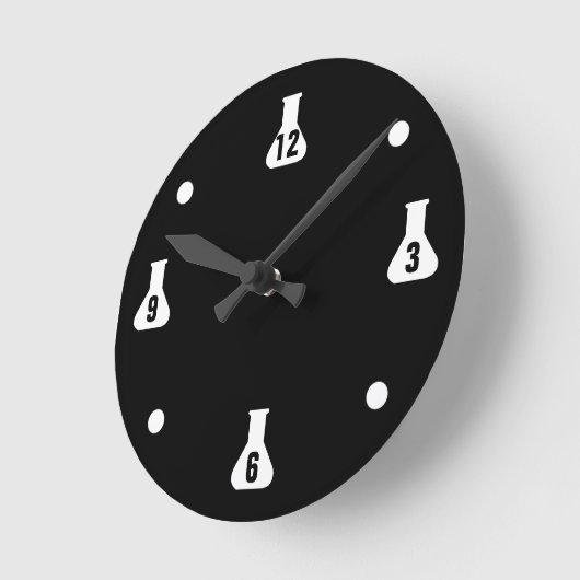 Schwarze Labrador-Ratte Runde Wanduhr (Winkel)