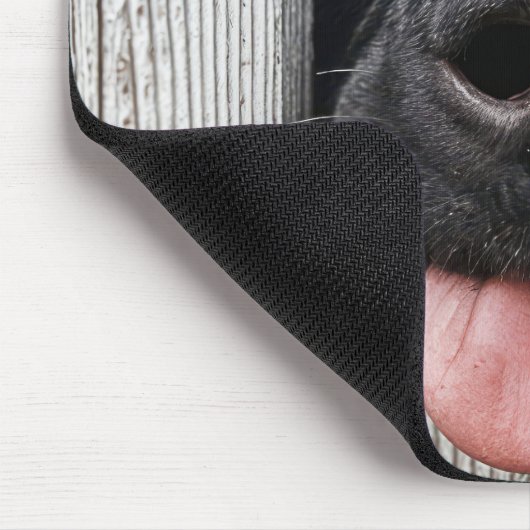Schwarze Labrador-Retriever-Nase im Holzloch Mousepad (Ecke)