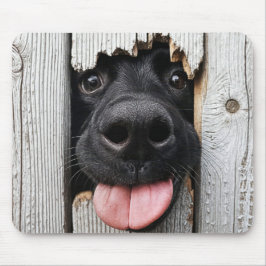 Schwarze Labrador-Retriever-Nase im Holzloch Mousepad