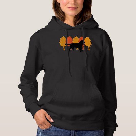 Schwarze Labrador-Silhouette im Herbst Hoodie (Vorderseite)