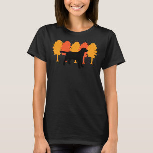 Schwarze Labrador-Silhouette im Herbst T-Shirt