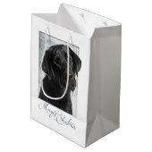 Schwarze Labrador-Weihnachtsgeschenk-Tasche Mittlere Geschenktüte (Rückseite Schrägansicht)