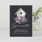 SCHWARZE LÄNDER RUSTIK LILA BLUMENBIRDHOUSE SAVE THE DATE (Stehend Vorderseite)