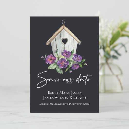 SCHWARZE LÄNDER RUSTIK LILA BLUMENBIRDHOUSE SAVE THE DATE (Stehend Vorderseite)