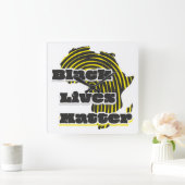 Schwarze, lange Schürze, große Taschentüte Quadratische Wanduhr (Zuhause)