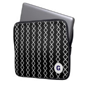 Schwarze Laptop-Hülle mit Monogramm-Muster Laptopschutzhülle (Vorderseite Links)