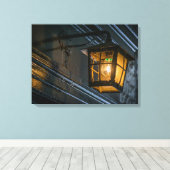 Schwarze Laterne, nahe Leinwand (Insitu (Holzboden))